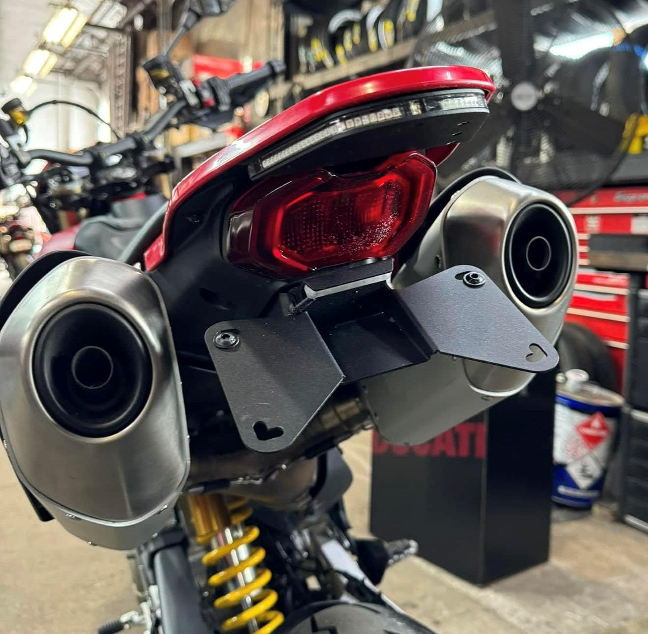 NRC HYPERMOTARD 698 Kennzeichenhalter mit Blinkern