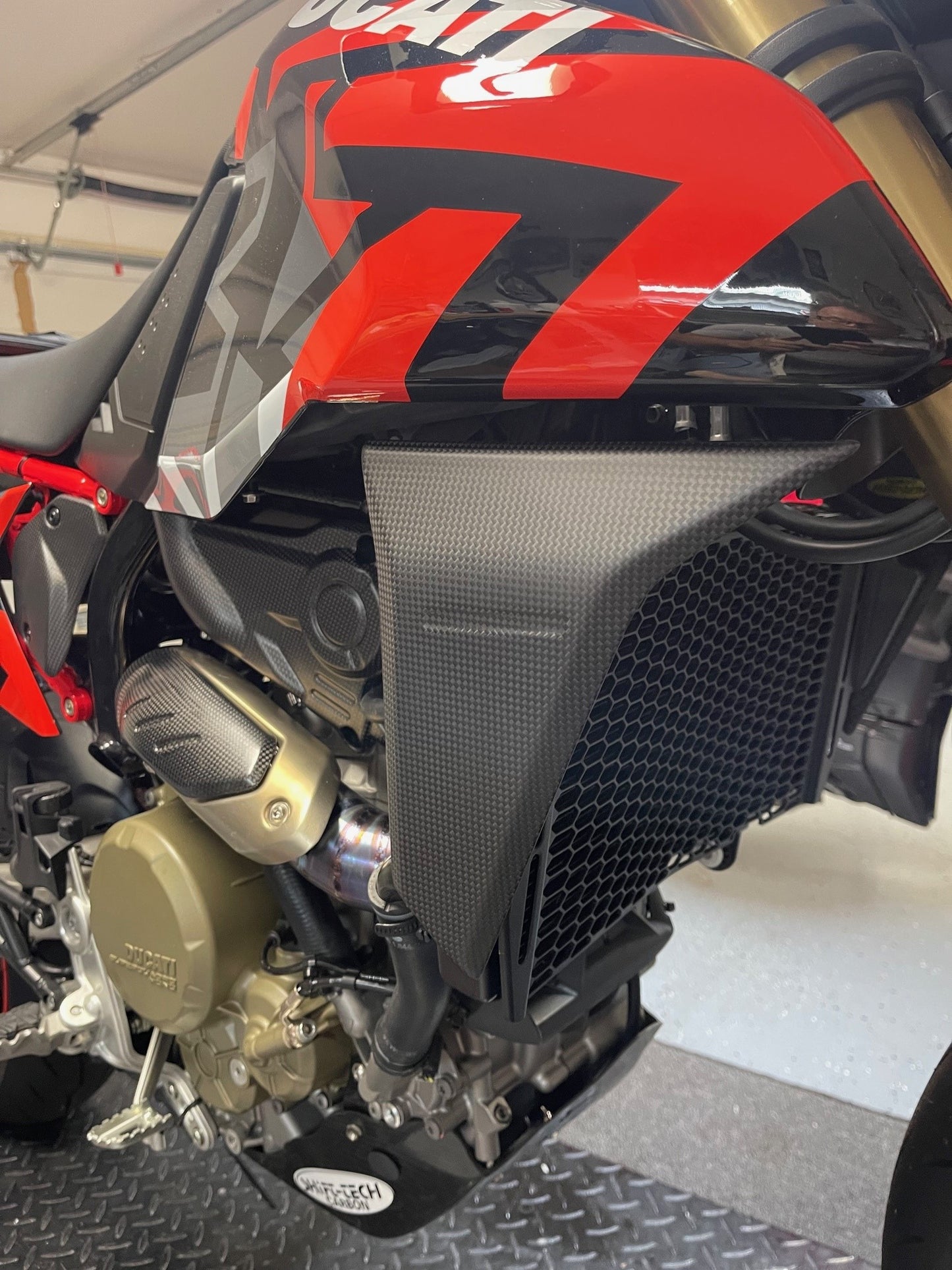 ST4055 STC CARBON RADIATOR SIDE COVERS R&L HYPERMOTARD 698