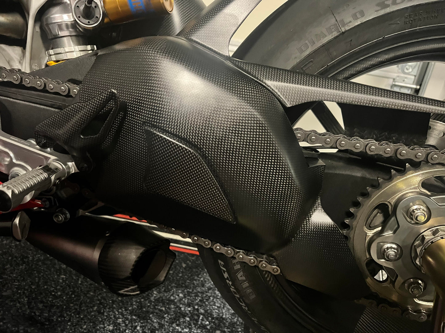 MD-V418-C17 FULLSIX CARBON PANIGALE V4/V4S/R SWINGARM COVER INCLUDING SLIDER - MD-V418-C17+MD-V418-C17C